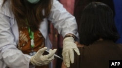 پاکستان میں پہلے مرحلے میں طبی عملے کو ویکسین لگانے کی مہم جاری ہے۔ 