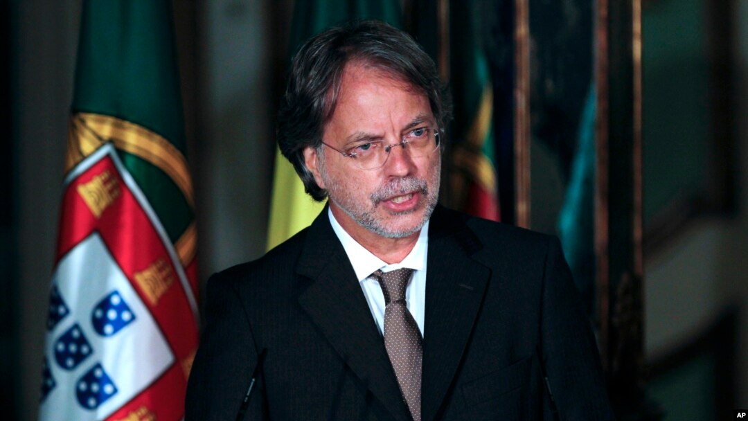 Penulis asal Mozambik Mia Couto memberikan sambutan seusai menerima penghargaan Camoes di Istana Nasional Queluz, dekat Lisbon, 10 Juni 2013 (Foto: dok).