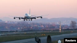 Pesawat kargo Boeing 747 melakukan pendaratan di Payerne, Swiss, 5 January 2015. (Foto: dok)