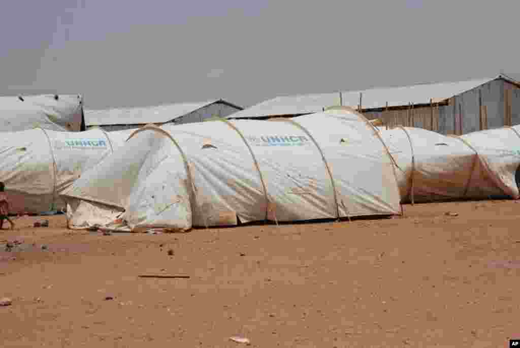 Refugees stay in tents provided by the UN refugee agency at transit centers while they await placement in a more permanent camp. VOA - P. Heinlein
