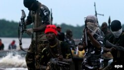 Des combattants du Mouvement pour l'émancipation du Delta du Niger (MEND) patrouillent dans les ruisseaux de la rivière Bonny près de l'usine de GNL dans la riche région pétrolière du delta du Niger, au Nigeria, 18 septembre 2008. epa/ GEORGE Esiri