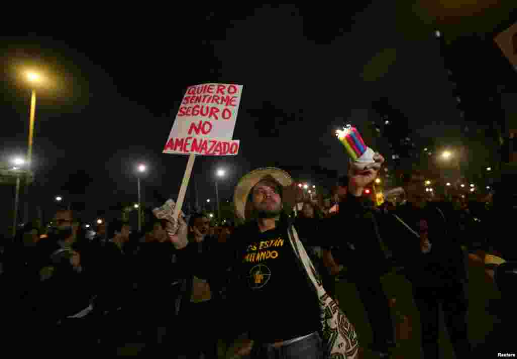 Un manifestante sostiene un cartel que dice &quot;Quiero sentirme seguro, no amenazado&quot; durante una protesta en el Parque Hippies, mientras continúa una huelga nacional en Bogotá, Colombia, el 23 de noviembre de 2019. REUTERS / Luisa Gonzalez.