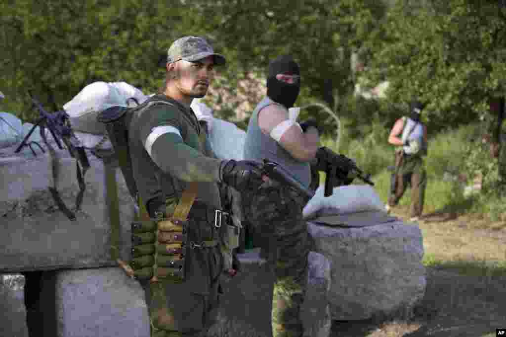 Rusiya tərəfdarları Slavyansk yaxınlığında Ukrayna ordusu ilə qarşıdurmaya hazırlaşır - 15 may. 2014 &nbsp;