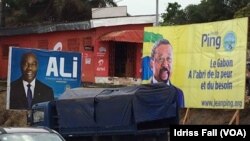 Campagne d'affichage dans les rues de Libreville, 26 août 2016. (VOA/Idriss Fall) 