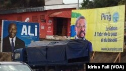 Les affiches de la campagne électorale du président gabonais sortant Ali Bongo et de son rival Jean Ping de l’opposition, sont côte-à-côte, à Libreville, 26 août 2016. VOA/Idriss Fall 