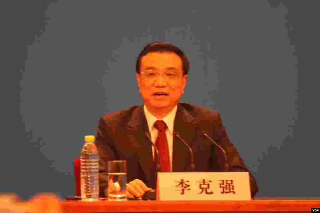 中国总理李克强举行中外记者会（美国之音东方拍摄）