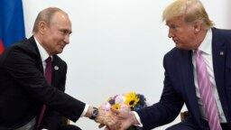 Rusya Cumhurbaşkanı Putin ile ABD'nin eski Başkanı Trump 28 Haziran 2019'da Japonya'nın Osaka kentinde düzenlenen G-20 zirvesindeki görüşmeleri sırasında el sıkışıyor