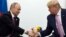 Rusya Cumhurbaşkanı Putin ile ABD'nin eski Başkanı Trump 28 Haziran 2019'da Japonya'nın Osaka kentinde düzenlenen G-20 zirvesindeki görüşmeleri sırasında el sıkışıyor
