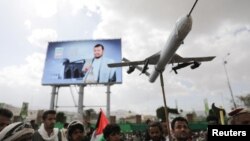 Sejumlah demonstran, yang kebanyakan di antranya adalah pendukung Houthi, membawa drone tiruan dalam aksi menunjukkan solidariotas terhadap warga Palestina di Jalur Gaza, di Sanaa, Yaman, pada 1 Maret 2024. (Foto: Reuters/Khaled Abdullah)