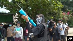 Para pedemo antikudeta bersiaga saat polisi membubarkan demo di Thaketa, Yangon, Myanmar, Sabtu, 27 Maret 2021. (Foto: AP)