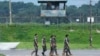 ARCHIVO - Soldados surcoreanos pasan junto a un puesto de guardia en Imjingak Pavilion en Paju, Corea del Sur, cerca de la frontera con Corea del Norte, el 19 de julio de 2023. Corea del Sur y EEUU comenzaron el lunes sus grandes maniobras militares anuales. 
