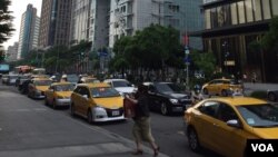 在台北信义商圈繁华地段排队等候乘客的出租车