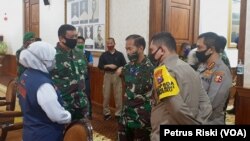 Gubernur Jawa Timur berbincang dengan Panglima Komando Gabungan Wilayah Pertahanan II, dan Kabaharkam Polri untuk percepatan penangggulangan corona di Jawa Timur. (Foto: VOA/Petrus Riski)