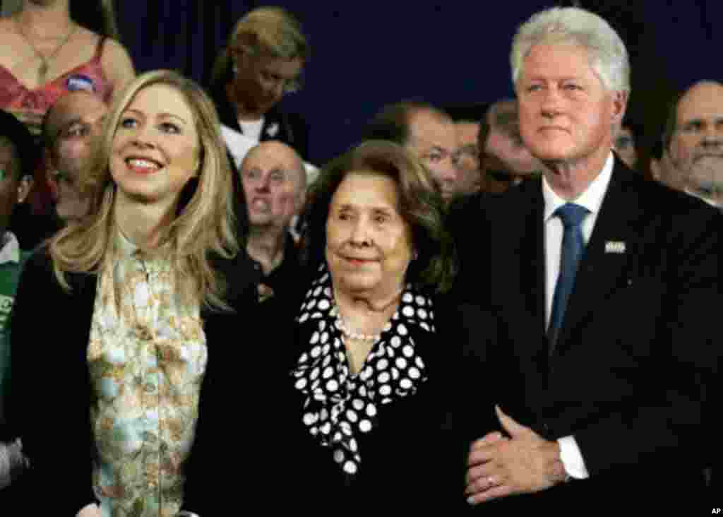 Mantan Presiden AS Bill Clinton dan putrinya, Chelsea, mengapit Dorothy Rodham, ibu Senator Hillary Rodham Clinton yang mencalonkan diri menjadi presiden, saat ia berbicara di pesta malam pemilu di Pennsylvania, 22 April 2008.