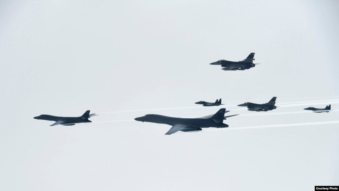 Pesawat tempur Angkatan Udara AS B-1B Lancers milik Skadron Bom Ekspedisi ke-9, diberangkatkan dari Pangkalan Angkatan Udara Dyess, Texas, bersama jet tempur F-15 milik Angkatan Udara Korea Selatan dan Angkatan Udara Amerika Serikat terbang di atas Semenanjung Korea (7/7). (photo courtesy of Republic of Korea air force).