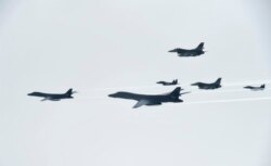 지난 2017년 7월 미 공군 장거리전략폭격기 B-1B와 F-16 전투기, 한국 공군 F-15 전투기가 한반도 상공을 함께 비행하고 있다.