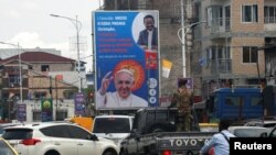 Un cartel en Kinshasa, capital de la República Democrática del Congo, celebra la visita del papa Francisco el 30 de enero de 2023.