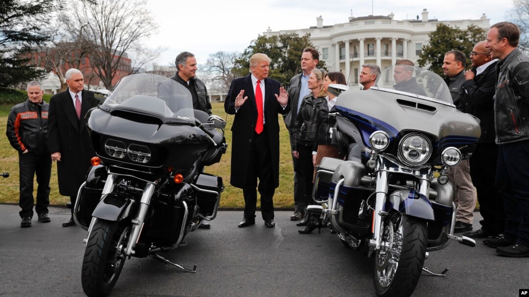 Presiden AS Donald Trump dan Wapres Mike Pence saat bertemu dengan eksekutif dan perwakilan serikat pekerja Harley Davidson di halaman Gedung Putih (foto: dok). 