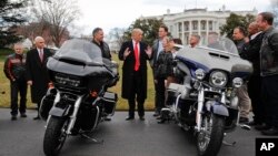 Presiden AS Donald Trump dan Wapres Mike Pence saat bertemu dengan eksekutif dan perwakilan serikat pekerja Harley Davidson di halaman Gedung Putih (foto: dok). 