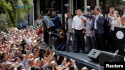 El presidente de la Asamblea Nacional, Juan Guaidó, acompañado por legisladores de la oposición, participó de una manifestación en la que dijo que deben ser el pueblo, las fuerzas armadas y la comunidad internacional “quienes nos lleven a asumir claramente el mandato". 