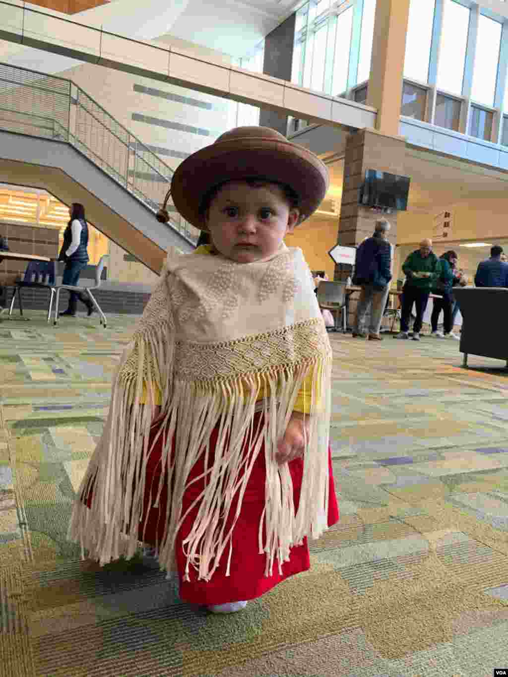 Niña vestida con el traje típico de Bolivia cuando se llevan a cabo las elecciones presidenciales en el&nbsp;Robert E. Lee High School. Virginia, USA. Foto: Jazmín López - VOA.