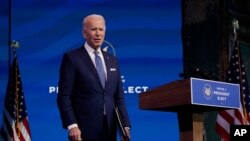 Presiden terpilih AS Joe Biden mendengarkan pertanyaan dari seorang reporter di The Queen Theater, Wilmington, Delaware, Selasa, 22 Desember 2020. 