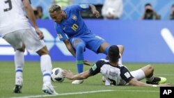 Neymar, de la selección de Brasil, busca sacudirse la marca de Johnny Acosta, de Costa Rica, durante un partido del Mundial efectuado el viernes 22 de junio de 2018, en San Petersburgo, Rusia (AP Foto/Andre Penner)