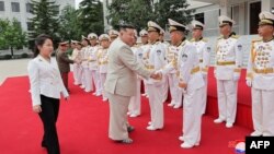 김정은 북한 국무위원장이 지난 8월 27일 해군절을 맞아 딸(김주애)을 대동하고 해군사령부를 방문했다.