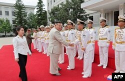 ภาพที่สื่อ KCNA ของเกาหลีเหนือระบุว่า ถ่ายเมื่อวันที่ 27 ส.ค. 2023 และเผยแพร่ออกมาในวันที่ 29 ส.ค. 2023 แสดงให้เห็นภาพขณะที่ คิม จอง อึน พร้อมลูกสาว ตรวจเยี่ยมกองบัญชาการกองทัพเรือเกาหลีเหนือ