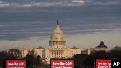 Camiones con enormes rótulos fueron estacionados en la Alameda Nacional durante el juicio político al expresidente Donald Trump. Los rótulos dicen: "Salven al Partido Republicano, Condenen a Trump".