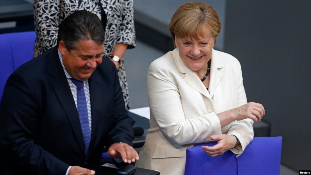 Kanselir Jerman Angela Merkel dan Wakil Kanselir Sigmar Gabriel dalam pertemuan puncak Uni Eropa (7/7). Berlin, Jerman. (foto: REUTERS/Hannibal Hanschke)