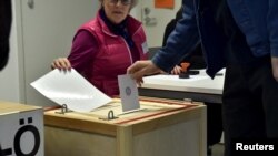A man casts his vote for the parliamentary elections, in Helsinki, Finland, Apr.14, 2019. (Lehtikuva/Emmi Korhonen via Reuters) 