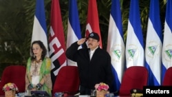 El presidente de Nicaragua, Daniel Ortega, saluda a soldados durante el juramento del comandante en jefe del Ejército nicaragüense, general Julio César, en la plaza de la Revolución en Managua, Nicaragua, 21 de febrero de 2020. REUTERS / Oswaldo Rivas