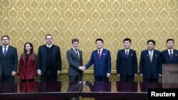 윤정호(가운데 오른쪽) 북한 대외경제상과 올레그 코제먀코(가운데 왼쪽) 러시아 연해주 주지사가 12일 만수대의사당에서 회동하고 있다. 조선중앙통신이 다음날 공개한 사진.