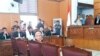 Ratna Sarumpaet Acungkan Dua Jari Jelang Sidang Kasus Hoaks