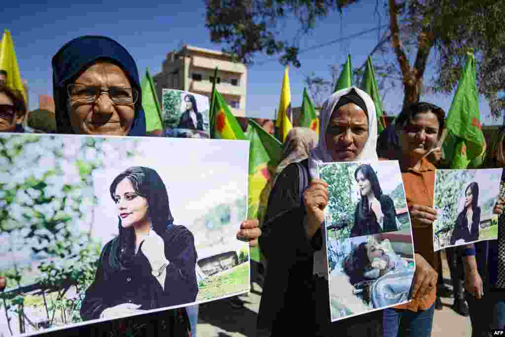 Jinên Kurd li bajarê Hesekê yê li bakurê rojhilatê Sûrîyê, ji bo piştgirîya Jîna Emînî beşdarî xwepêşandanekê dibin (25'ê Îlona 2022'an). AFP