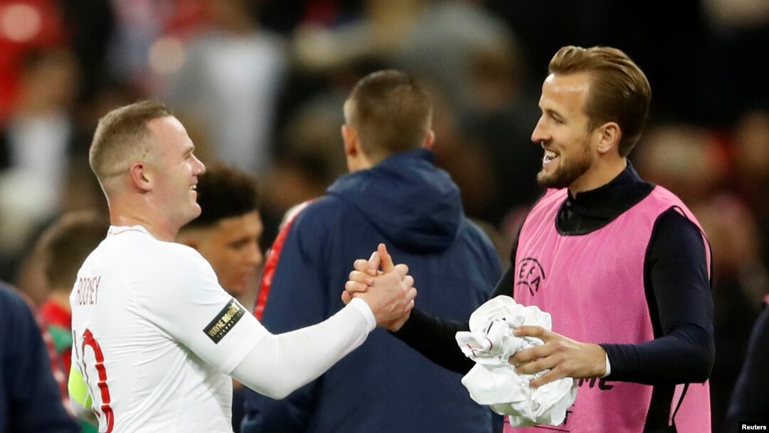 Wayne Rooney bersalaman dengan Harry Kane setelah laga persahabatan antara Inggris dan AS di Stadion Wembley, London, Inggris,15 November 2018. 