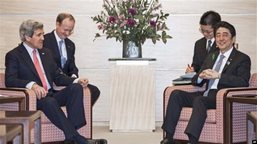 Menlu AS John Kery (kiri) dan PM Jepang Shinzo Abe di rumah dinas PM Jepang di Tokyo (15/4).