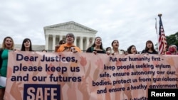 Para demonstran melakukan unjuk rasa yang mendesak MA membatalkan kebijakan imigrasi "Tetap di Meksiko" dalam aksi di depan gedung Mahkamah Agung AS di Washington, DC 21 Juni 2022 lalu (foto: dok). 