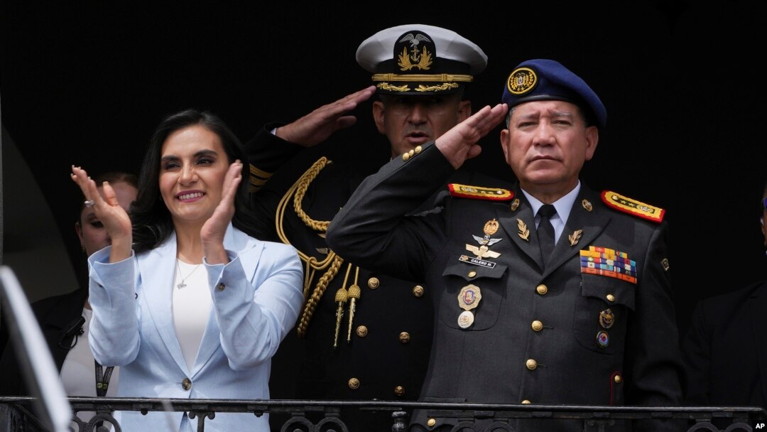 ARCHIVO - La vicepresidenta de Ecuador, Verónica Abad, izquierda, y el general Medardo Calero asisten a una ceremonia de cambio de guardia en el palacio de gobierno de Carondelet en Quito, Ecuador, el martes 28 de noviembre de 2023.