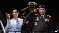 ARCHIVO - La vicepresidenta de Ecuador, Verónica Abad, izquierda, y el general Medardo Calero asisten a una ceremonia de cambio de guardia en el palacio de gobierno de Carondelet en Quito, Ecuador, el martes 28 de noviembre de 2023.