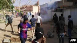 La police disperse des manifestants à coup de gaz lacrymogènes à Khartoum, Soudan, le 24 février 2019.