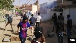 La police dispersent des manifestants à coup de gaz lacrymogènes à Khartoum au Soudan le 24 février 2019.