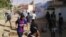 La police dispersent des manifestants à coup de gaz lacrymogènes à Khartoum au Soudan le 24 février 2019.