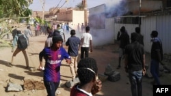 La police dispersent des manifestants à coup de gaz lacrymogène à Khartoum, Soudan, 24 février 2019.