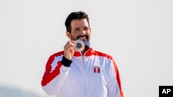 Stefano Peschiera de Perú celebra en el podio después de ganar su medalla de bronce durante la ceremonia de entrega de medallas en vela ligera masculina durante los Juegos Olímpicos, el miércoles 7 de agosto de 2024, en Marsella, Francia.