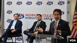 El directivo de la Autoridad de la Autoridad Metropolitana de Aeropuertos de Washington, Walter Tejada, habla en un evento en el Aeropuerto Internacional Dulles sobre las oportunidades de empleo y negocios para hispanos, el 26 de septiembre de 2024. [Foto: Tomás Guevara / VOA]