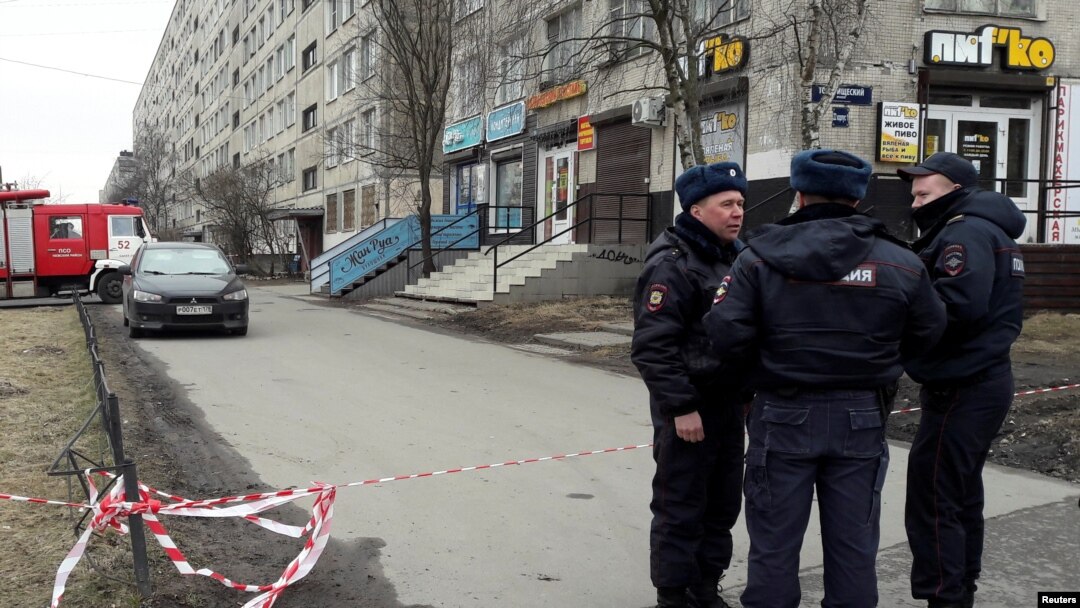 Polisi Rusia mengamankan kawasan permukiman di St. Petersburg, Rusia, 6 April 2017. (Foto: dok).