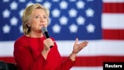 Hillary Clinton berpidato pada kampanye di Haverford, Pennsylvania, Selasa (4/10). 