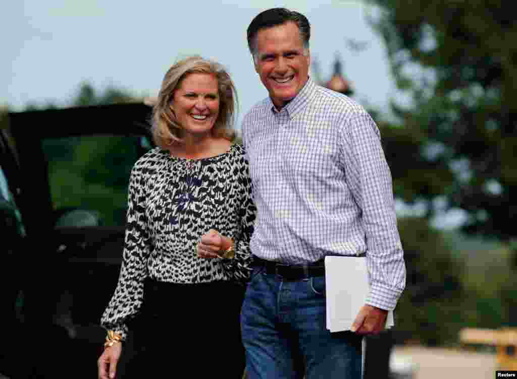 Mitt Romney dan istrinya Ann meninggalkan Wolfeboro, New Hampshire (27/8) setelah mempersiapkan pidato mereka untuk konvensi.